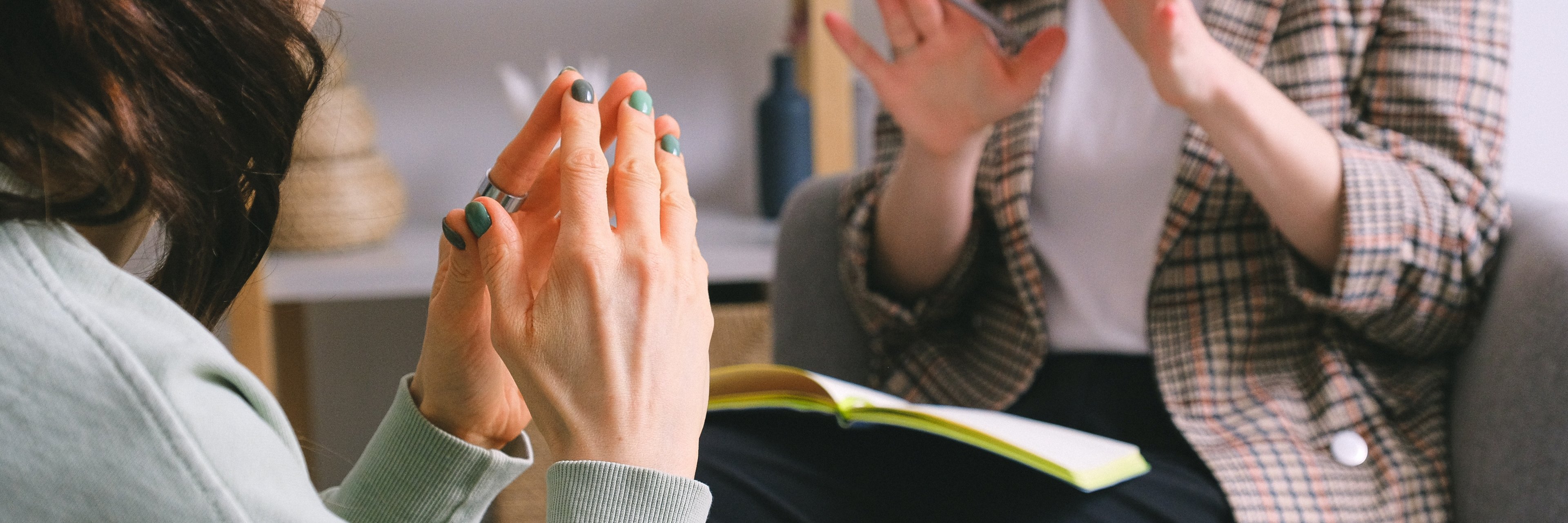 Gespräch zwischen zwei sitzenden Frauen