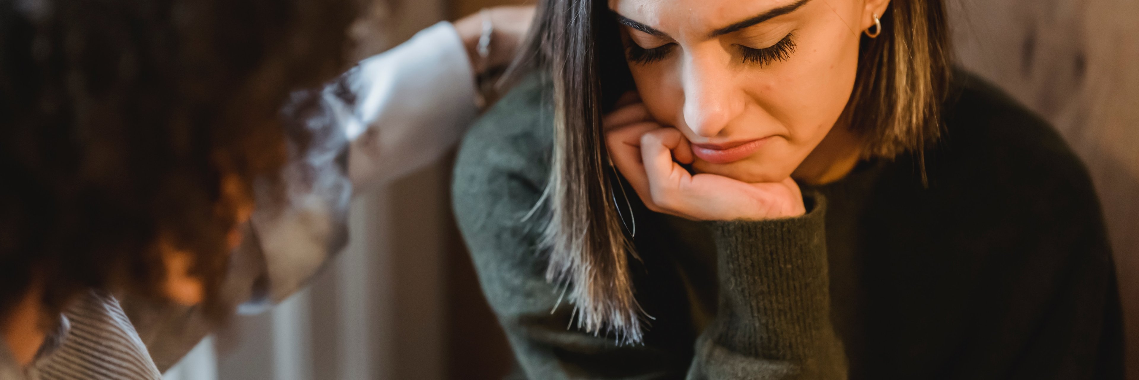 Gespräch zwischen zwei Frauen