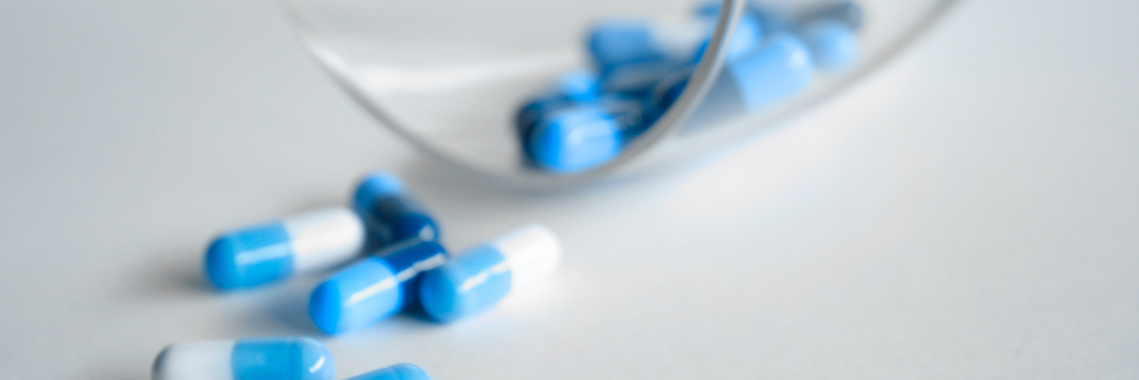 Umgekipptes Glas mit Tabletten